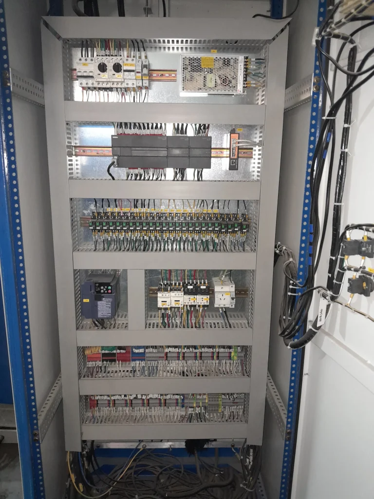 طراحی و اجرای اتوماسیون صنعتی، مونتاژ تابلو برق و PLC در قم (آسو صنعت)